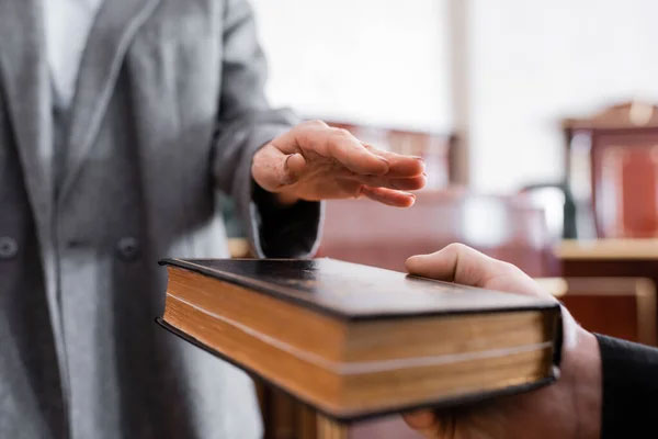 witness taking an oath